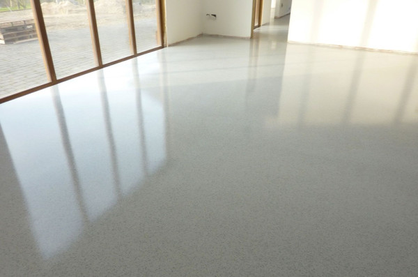 Ce este un sistem epoxidic pentru pardoseli și de ce e alegerea ideală pentru garaje și spații tehnice