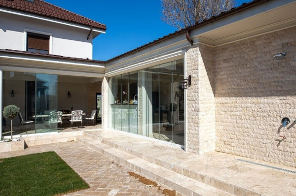 Натуральный камень – идеальное решение для фасада дома