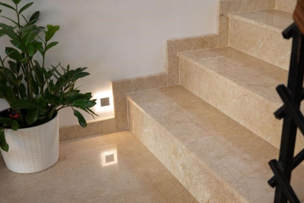 Trepte interioare și exterioare. De ce placăm scările cu piatră naturală?